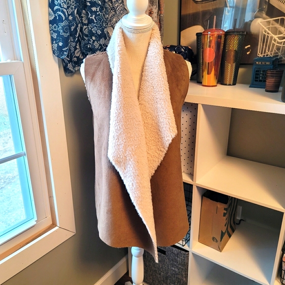 Chelsea & Theodore Sherpa Vest/Cardigan - Picture 1 of 5